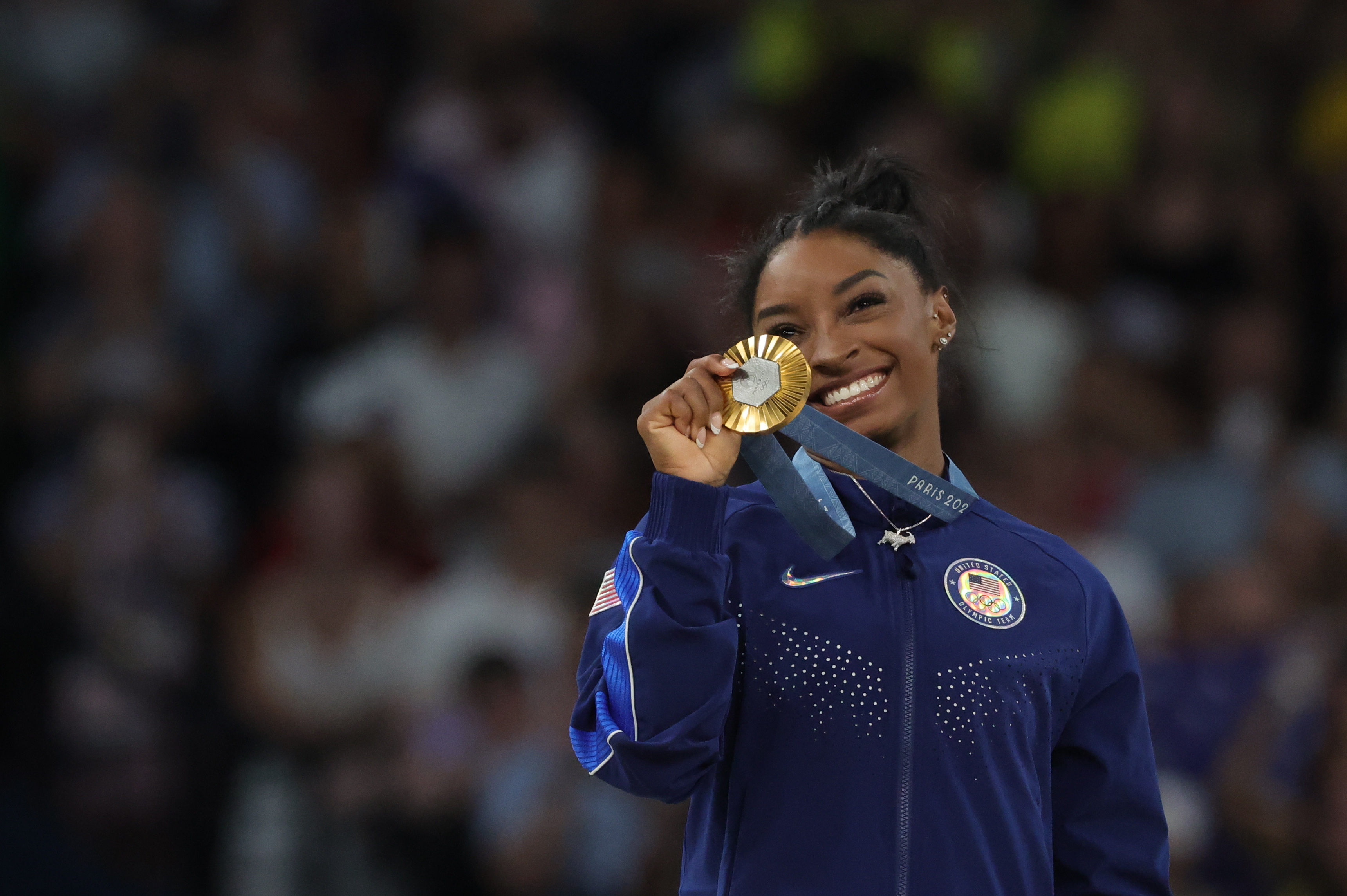 Paris (France), 01/08/2024.- Gold medalist Simone Biles of the US poses on the podium after the Women All-Around Final of the Artistic Gymnastics competitions in the Paris 2024 Olympic Games, at the Bercy Arena in Paris, France, 01 August 2024. (Francia) EFE/EPA/TERESA SUAREZ