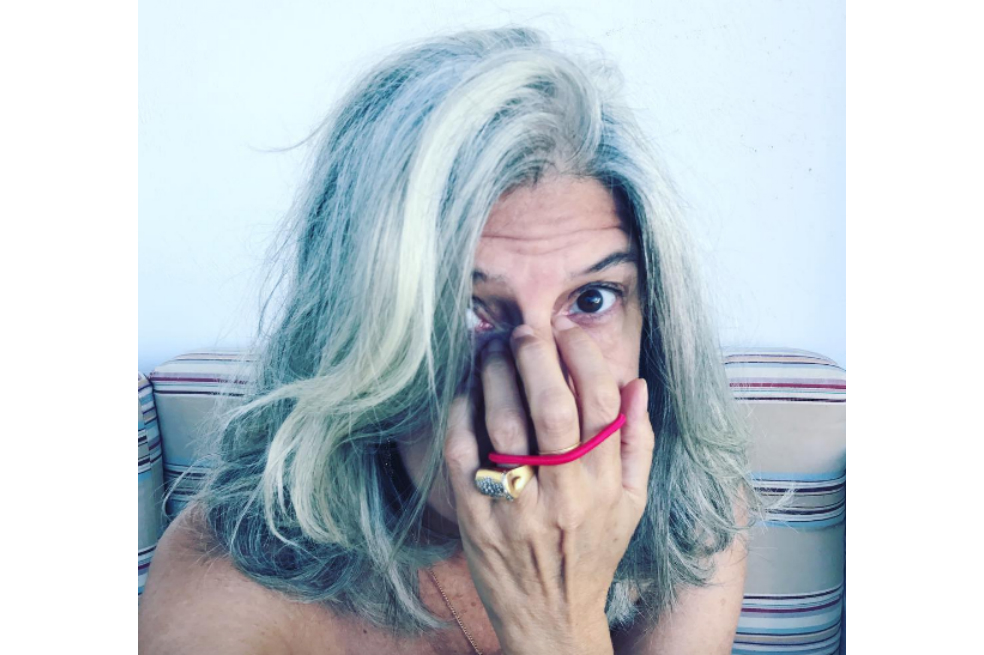 Adiós al pelo teñido, las canas están de moda