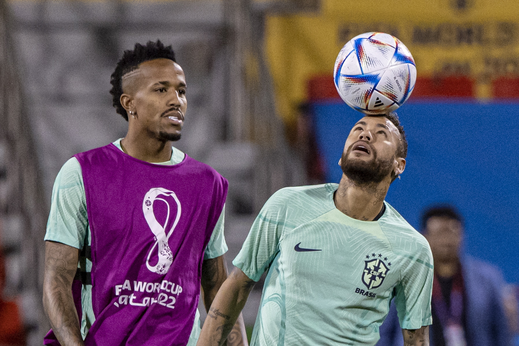 Doha (Qatar), 04/12/2022.- Brazil's players Neymar (R) and Eder Militao (L) attend a training session of the national soccer team of Brazil in Doha, Qatar, 04 December 2022. Brazil will face South Korea in their FIFA World Cup 2022 round of 16 soccer match on 05 December 2022. (Mundial de Fútbol, Brasil, Corea del Sur, Catar) EFE/EPA/MARTIN DIVISEK
