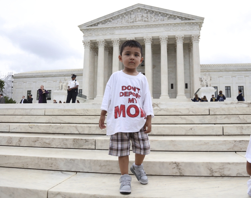 Un niño a favor de los inmigrantes lleva una camiseta con el lema 'Don't deport my mom' (No devuelvan a mi madre) ante la decisión del Tribunal Supremos de Estados Unidos sobre las medidas migratorias del presidente Obama. /EFE.