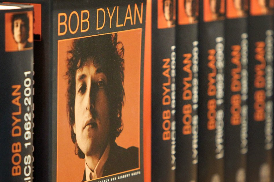La página web de Bob Dylan reconoce su Nobel y después rectifica
