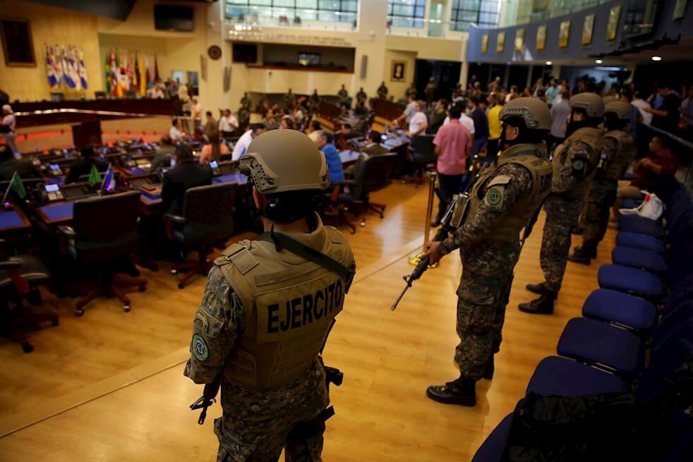 El Salvador: Militares y policías ingresan a la sede del Congreso en medio de tensión política