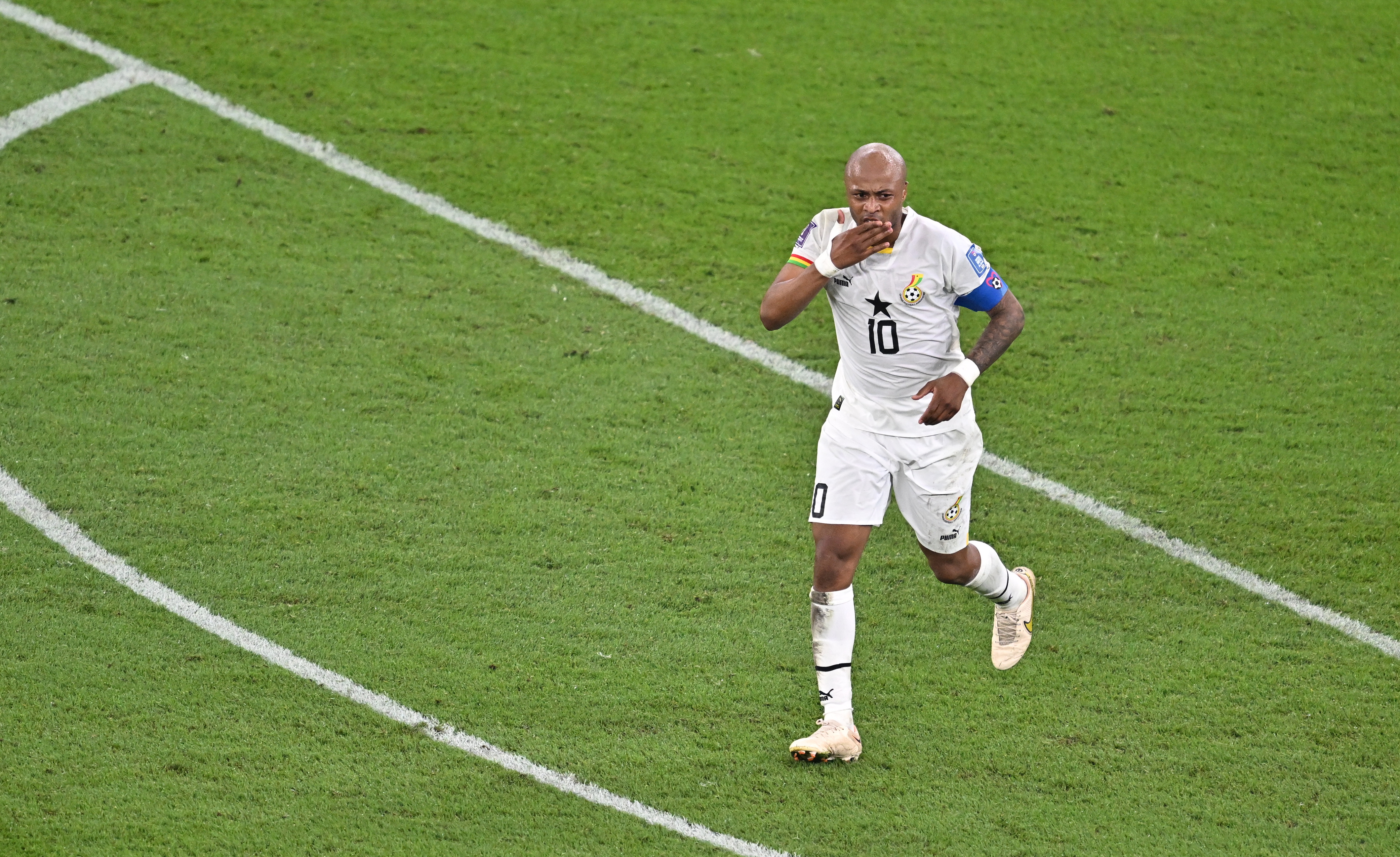 Doha (Qatar), 24/11/2022.- Andre Ayew of Ghana celebrates scoring the equalizer during the FIFA World Cup 2022 group H soccer match between Portugal and Ghana at Stadium 947 in Doha, Qatar, 24 November 2022. (Mundial de Fútbol, Catar) EFE/EPA/Noushad Thekkayil
