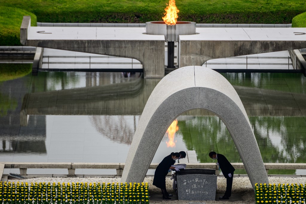 El alcalde de Hiroshima, Kazumi Matsui (D), y los representantes de las familias de supervivientes participan en una ceremonia conmemorativa del 75 aniversario de las víctimas de la bomba atómica.
