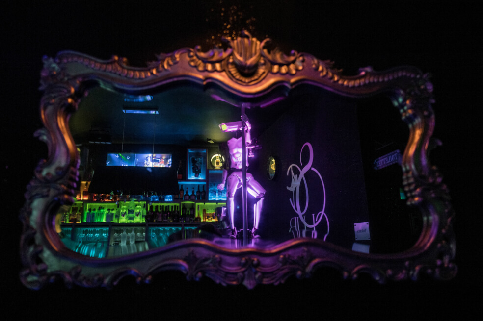 Robots hacen pole dance junto a strippers en Francia