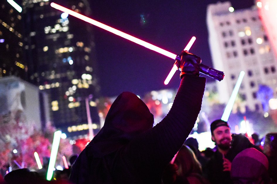 Fan ve nueve veces seguidas «Star Wars: El Despertar de la Fuerza» y gana maratón