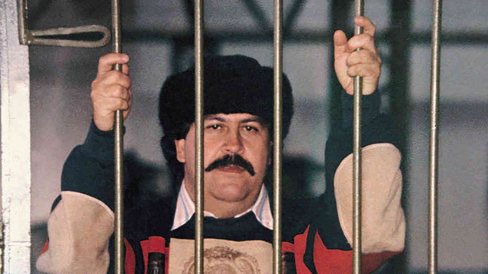 Pablo Escobar en la denominada cárcel de "máxima comodidad" La Catedral, construida por sus mismas órdenes y donde siguió perpetrando asesinatos y envío de droga.