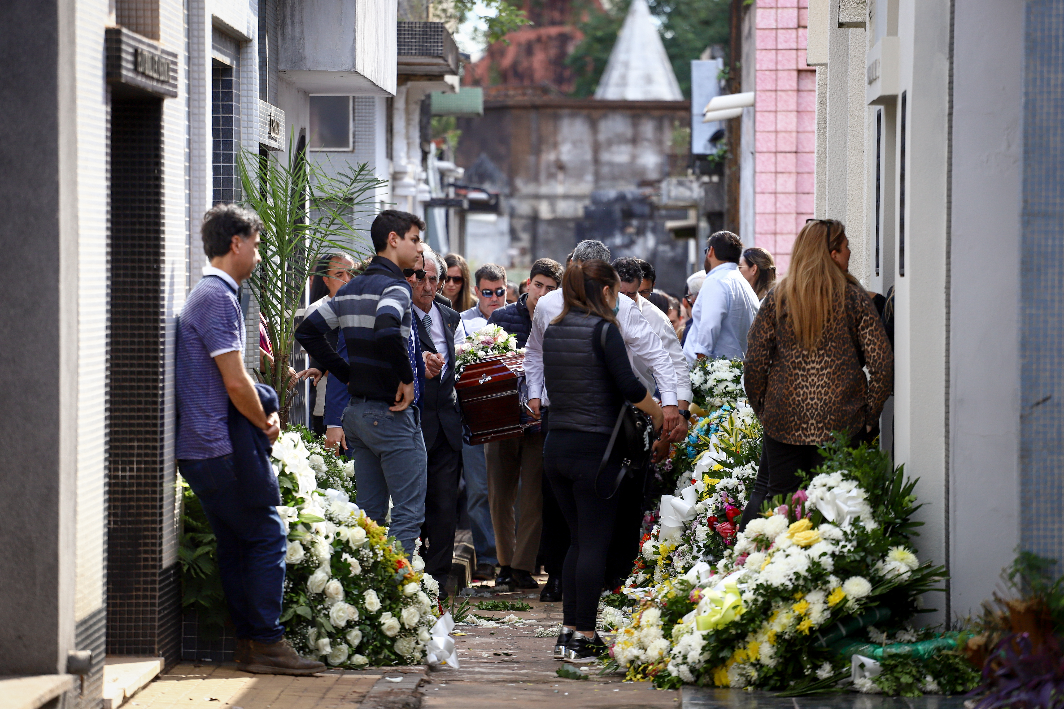 AME9535. ASUNCIÓN (PARAGUAY), 15/05/2022.- Familiares del Fiscal asesinado Marcelo Pecci ingresan el féretro al panteón de la familia hoy, en el Cementerio de la Recoleta de Asunción (Paraguay). EFE/ Nathalia Aguilar