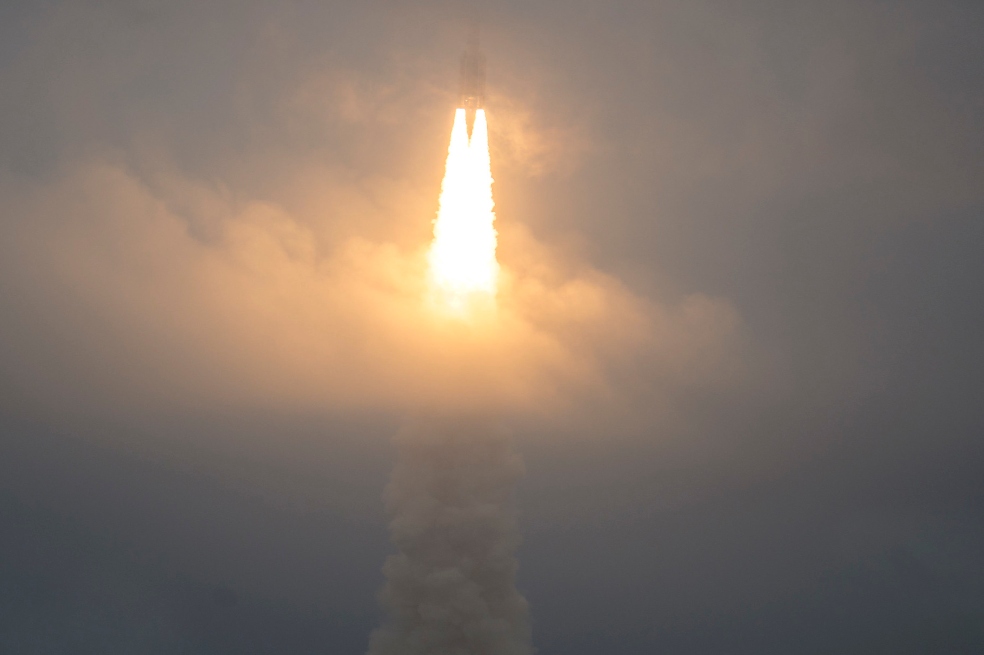 El cohete Ariane 5 de Arianespace se lanza con el telescopio espacial James Webb de la NASA a bordo, el sábado 25 de diciembre de 2021, desde la zona de lanzamiento ELA-3 del puerto espacial europeo en el Centro Espacial de la Guayana en Kourou, Guayana Francesa.