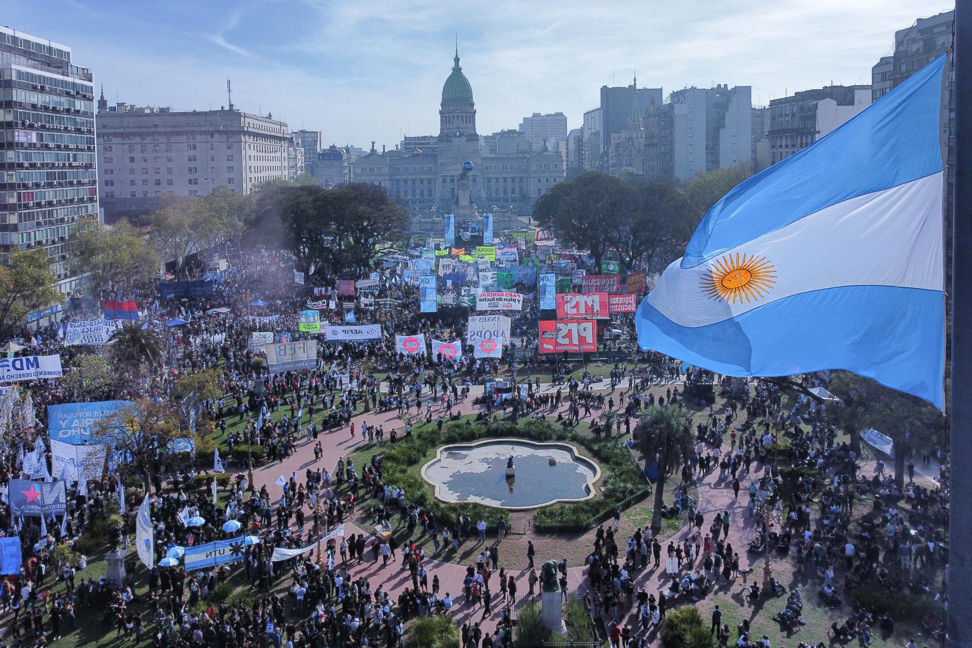 FOTODELDÍA AME382. BUENOS AIRES (ARGENTINA), 17/09/2025.- Fotografía aérea de personas manifestándose en defensa de la educación pública superior y la salud pediátrica este miércoles, en Buenos Aires (Argentina). EFE/ STR
