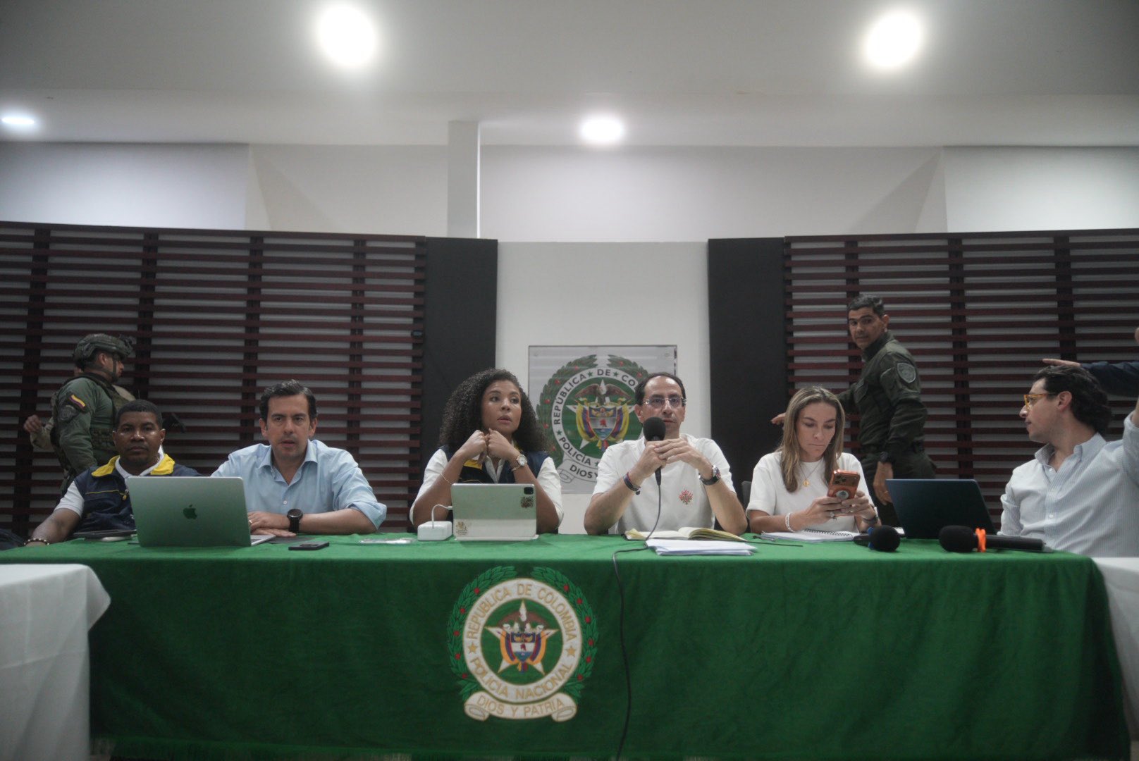 Así avanzan las acciones del gobierno ante el terremoto: Restrepo y Lara visitan el Pacífico