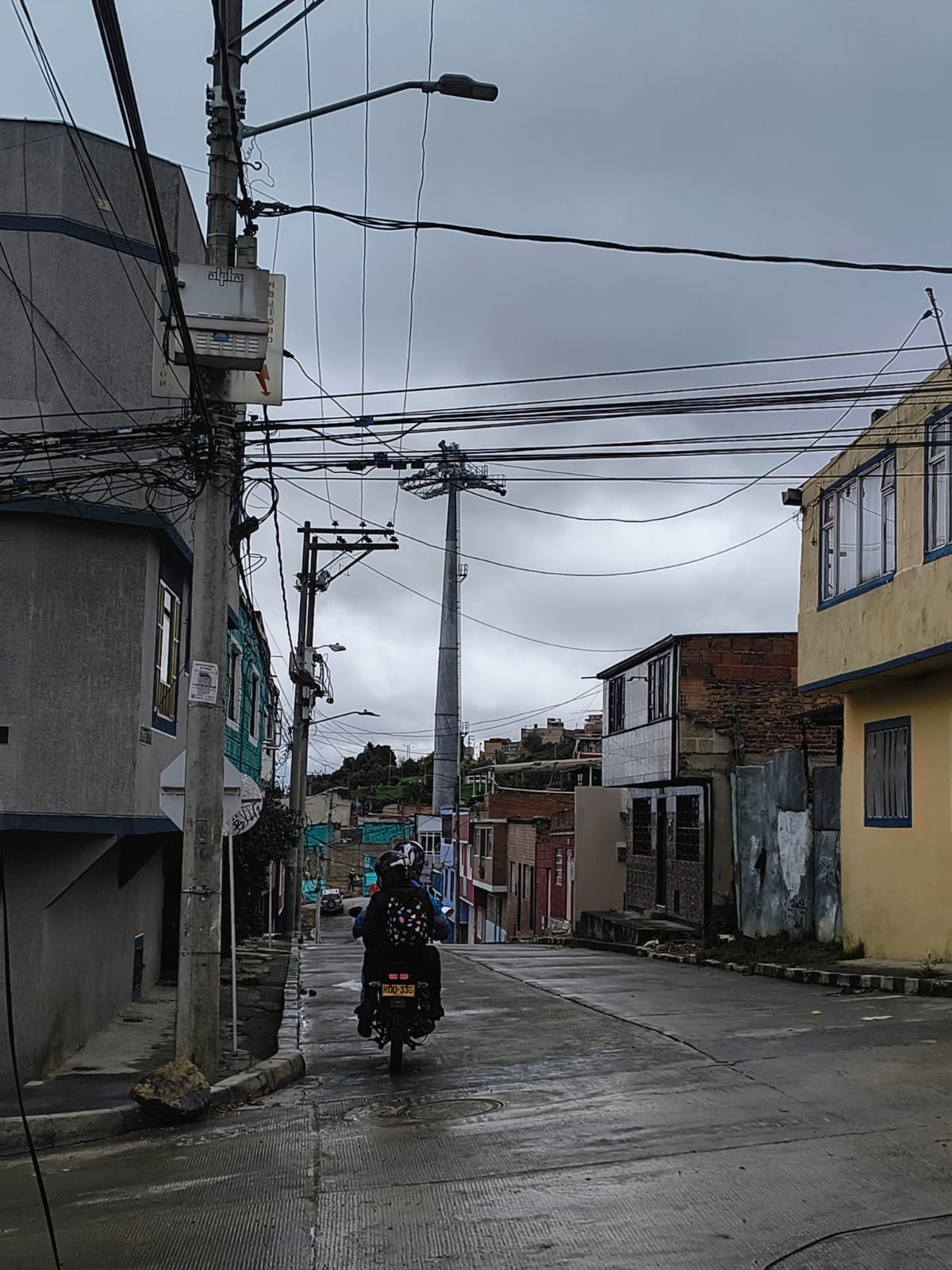 Columna del futuro Transmicable vista desde una vivienda del barrio La Gloria.