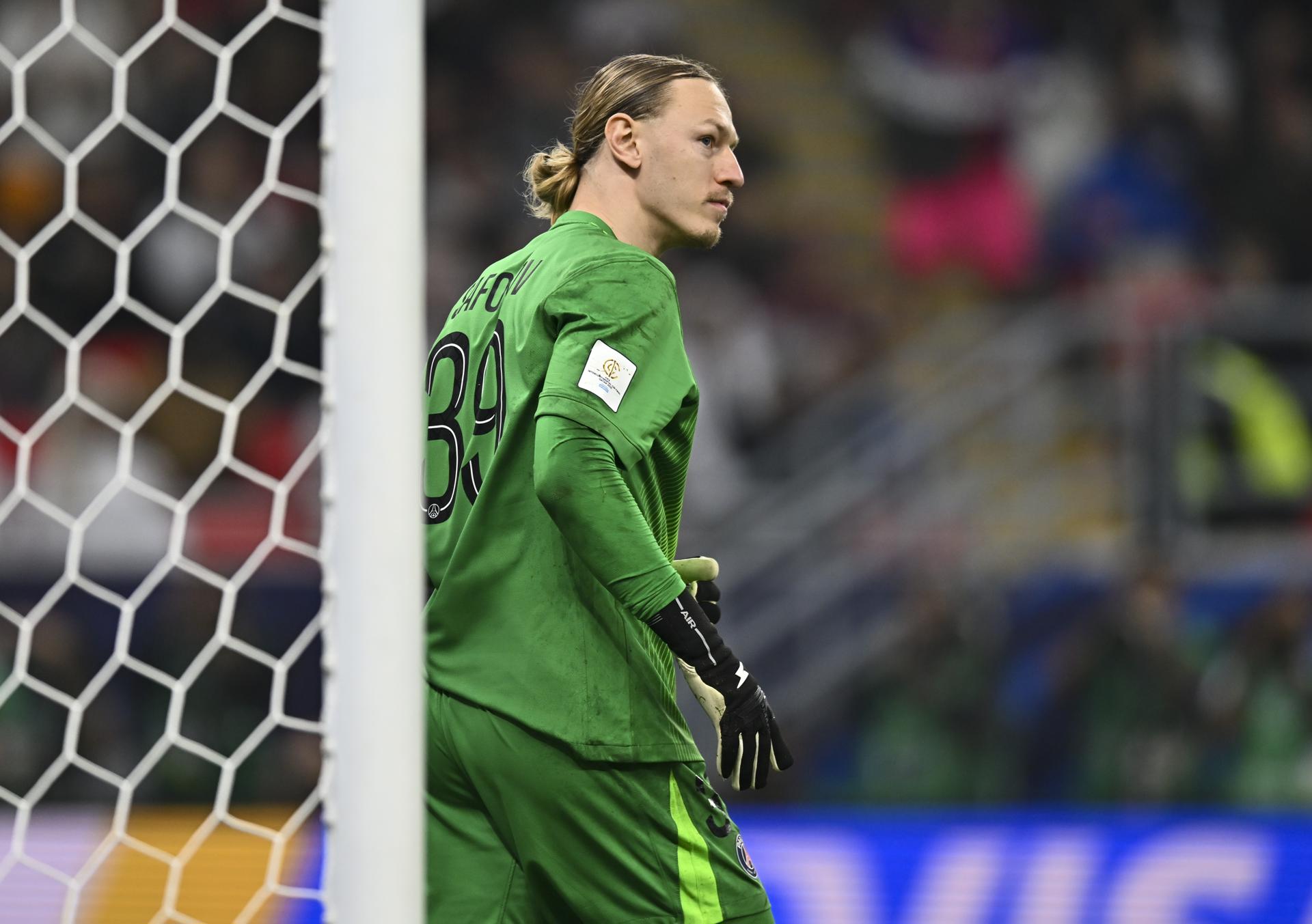 ¡Arquero de PSG tapó la final de la Copa Intercontinental con la mano fracturada!