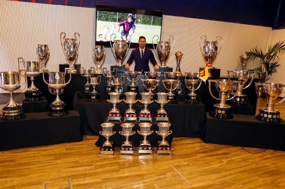 Máximo ídolo de la historia de Barcelona, Messi deja el equipo de Cataluña con 10 Ligas, 8 Supercopas de España y 7 Copas del Rey; 4 Champions League, 3 Supercopas de Europa y 3 Mundiales de Clubes; 5 FIFA Ballon d'Or, 4 Botas de oro, 1 FIFA World Player, 3 Onze d'Or, 4 Botas de Oro, 2 Golden Boy, 5 veces 'Pichichi' en Liga, 5 veces 'Pichichi' en la Champions y 3 veces jugador del año en la UEFA.