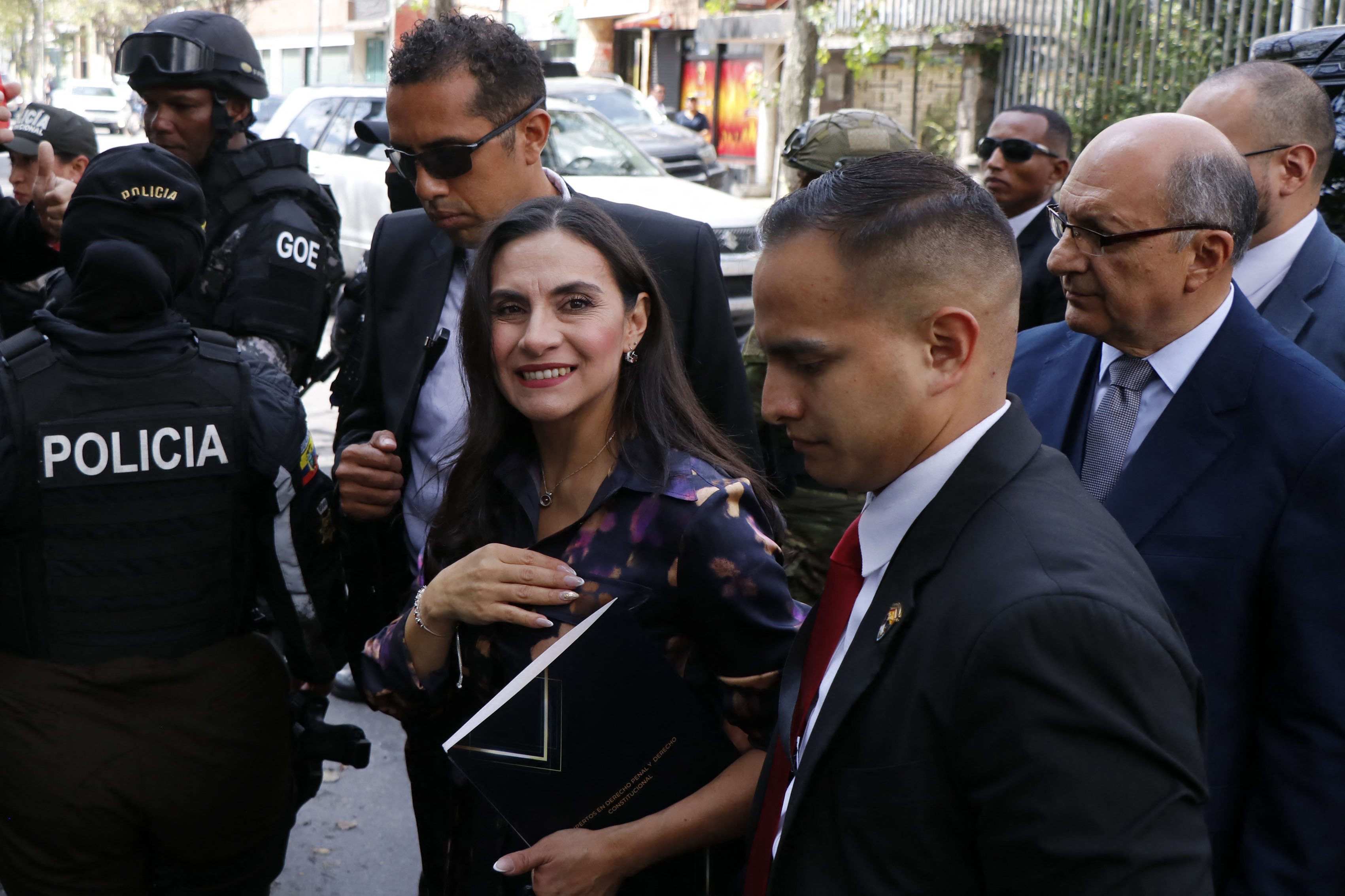 Ecuador: Abad dice que asumirá la presidencia; Noboa cambia otra vez de vicepresidenta