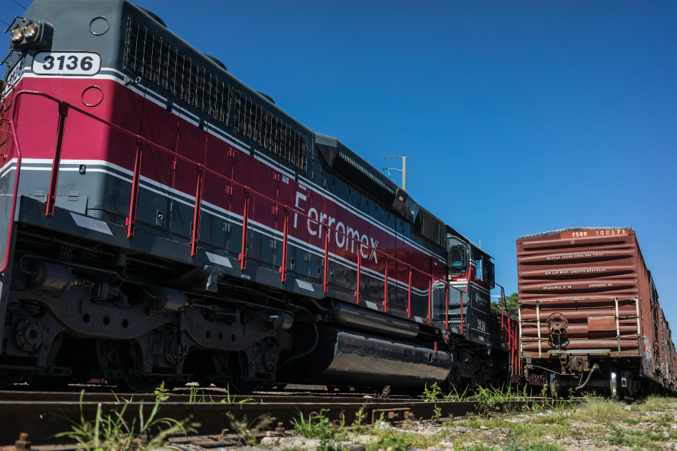 En México transportar mercancías por tren y carretera es una misión de riesgo