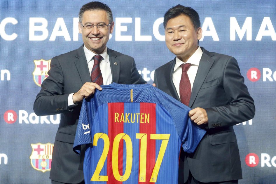 El presidente del FC Barcelona, Josep Maria Bartomeu (i), y el presidente de la empresa japonesa Rakuten, Hiroshi Mikitani, posan con la camiseta del nuevo patrocinador del club. / EFE