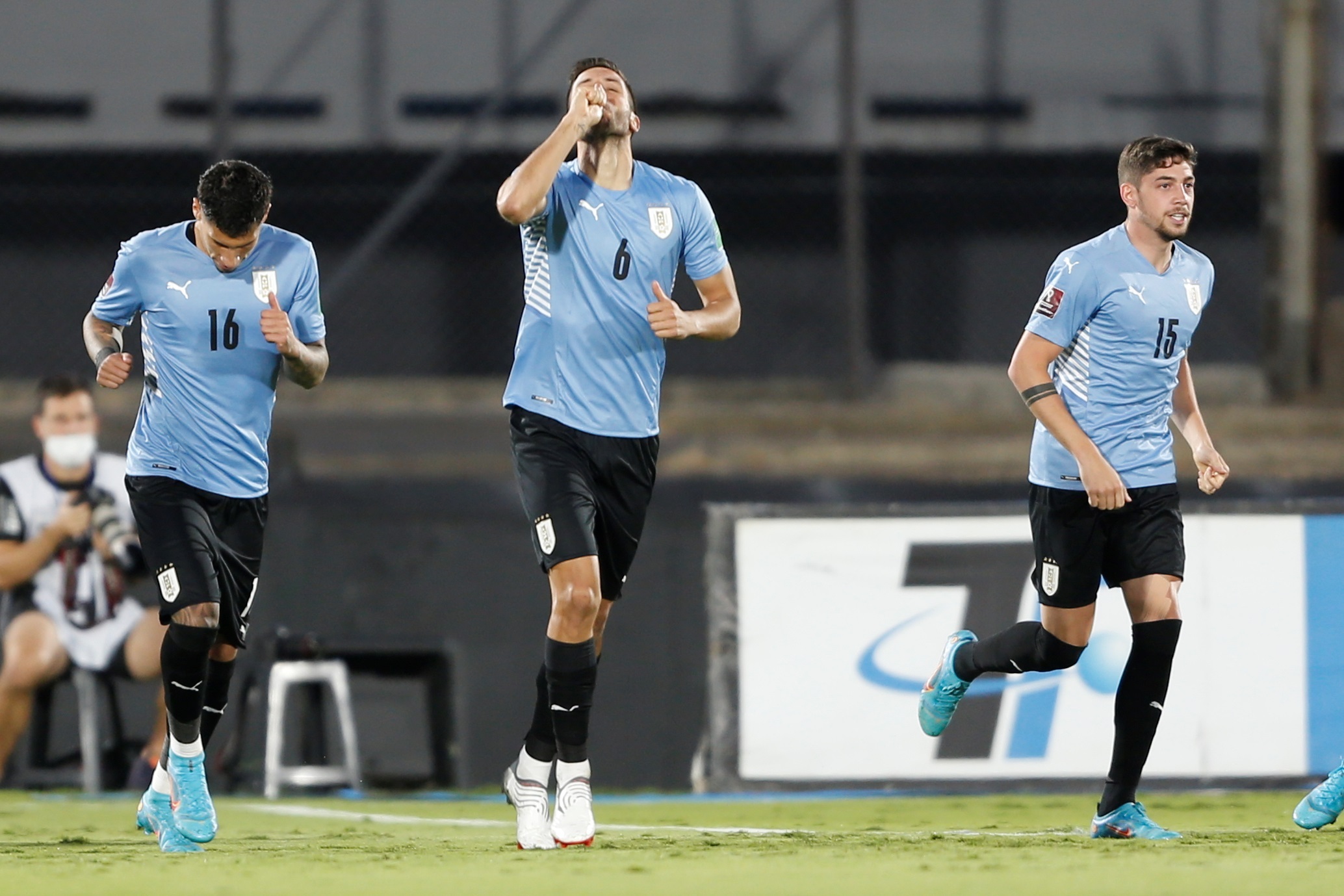 AMDEP5843. MONTEVIDEO (URUGUAY), 01/02/2022.- Rodrigo Bentancur (c) de Uruguay celebra un gol hoy, en un partido de las eliminatorias sudamericanas para el Mundial de Catar 2022 entre Uruguay y Venezuela en el estadio Centenario en Montevideo (Uruguay). EFE/Mariana Greif POOL