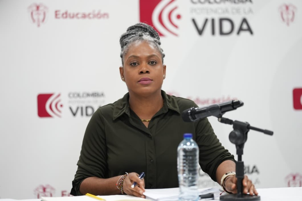 La ministra de Educación, Aurora Vergara, presentó los primeros textos de dos proyectos de ley. Uno busca regular el derecho fundamental a la educación y el otro reformar la Ley 30 de 1992.