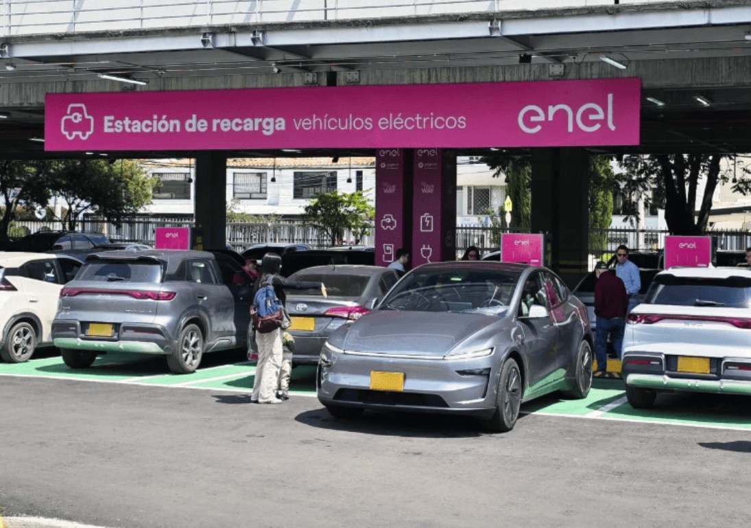 Nueva estación de carga rápida para carros eléctricos ya opera en centro comercial de Bogotá