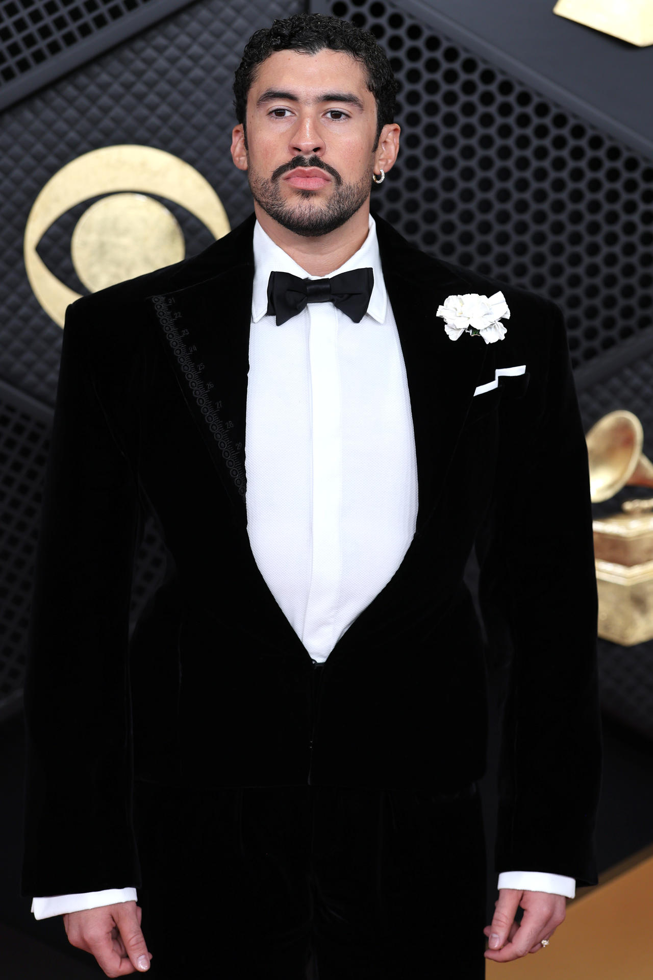 AME853. LOS ÁNGELES (ESTADOS UNIDOS), 01/02/2026.- El cantante puertorriqueño de música urbana Bad Bunny posa en la alfombra roja de la 68º edición de los premios Grammy este domingo, en Los Ángeles (Ca, EE.UU.). EFE/ Octavio Guzmán