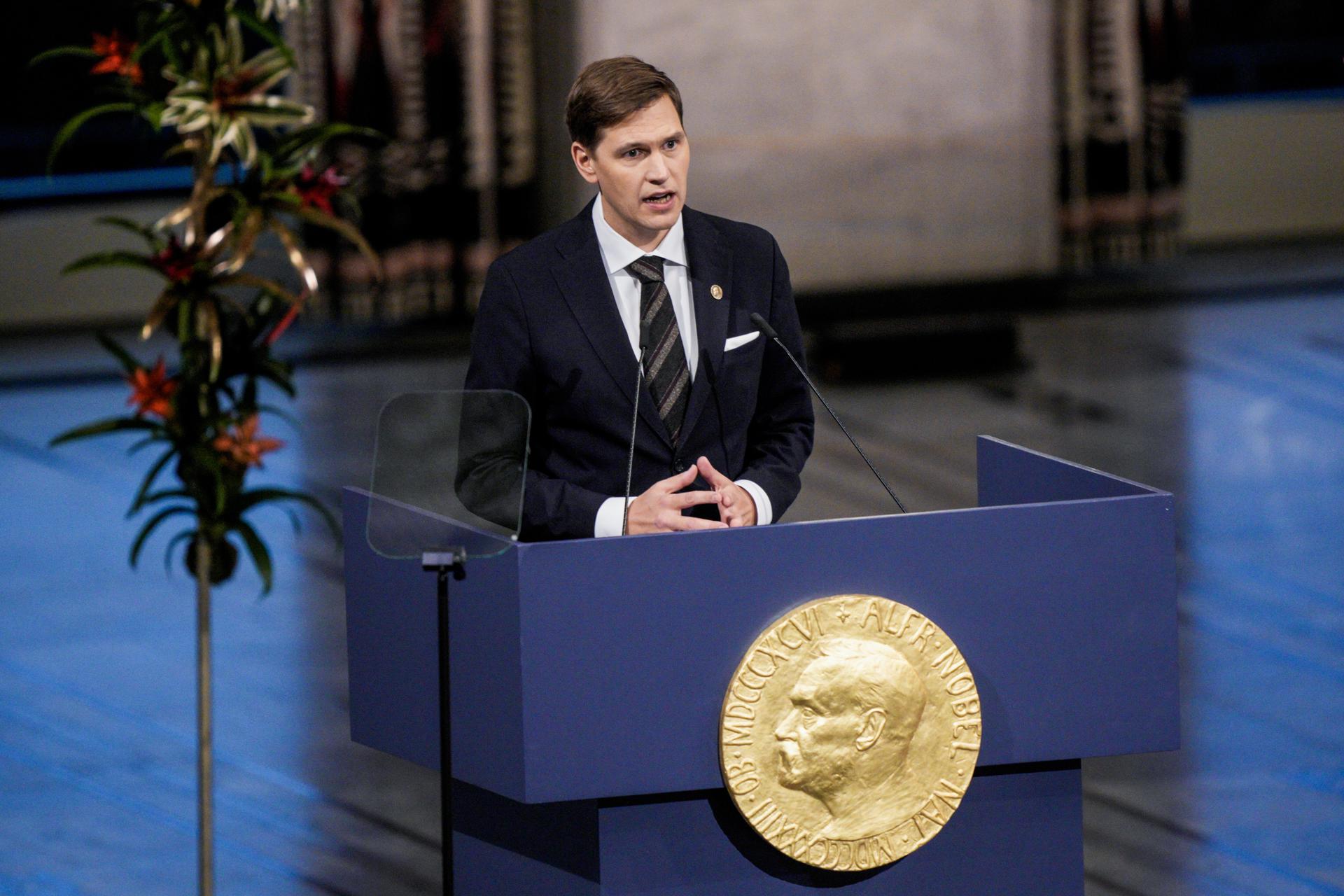 Oslo (Norway), 10/12/2025.- Director of the Nobel Institute Kristian Berg Harpviken during the Nobel Peace Prize award ceremony in Oslo City Hall in Oslo, Norway, 10 December 2025. Venezuelan opposition leader Maria Corina Machado was awarded the Nobel Peace Prize 2025 for her tireless work to secure democratic rights for the people of Venezuela, and for her fight for a just and peaceful transition from dictatorship to popular rule. Due to the circumstances in her home country of Venezuela, the Nobel Peace Prize laureate was unable to attend the award ceremony in Norway. (Noruega) EFE/EPA/STIAN LYSBERG SOLUM NORWAY OUT
