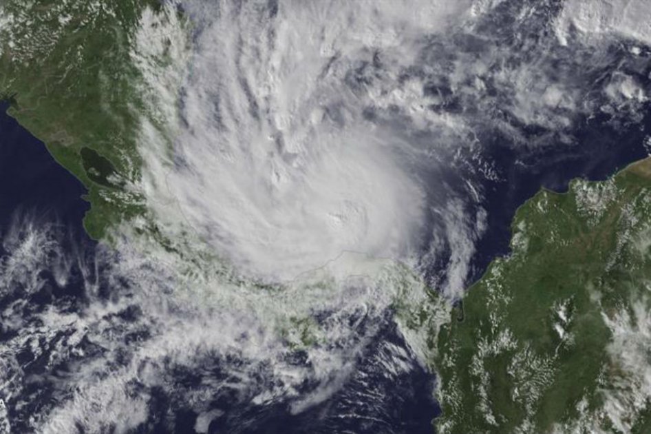 Huracán Otto pierde fuerza y vuelve a tormenta mientras se acerca a Costa Rica y Nicaragua