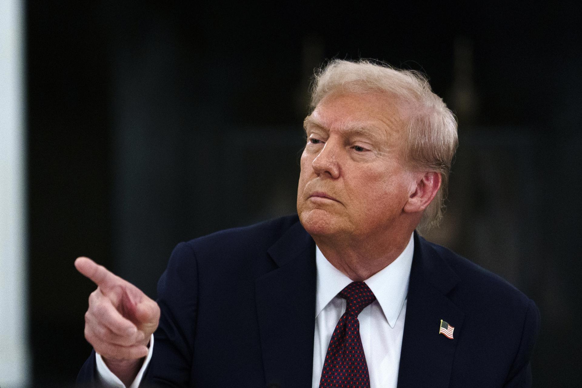 Trump advierte que pronto impondrá un “considerable” arancel a semiconductores
