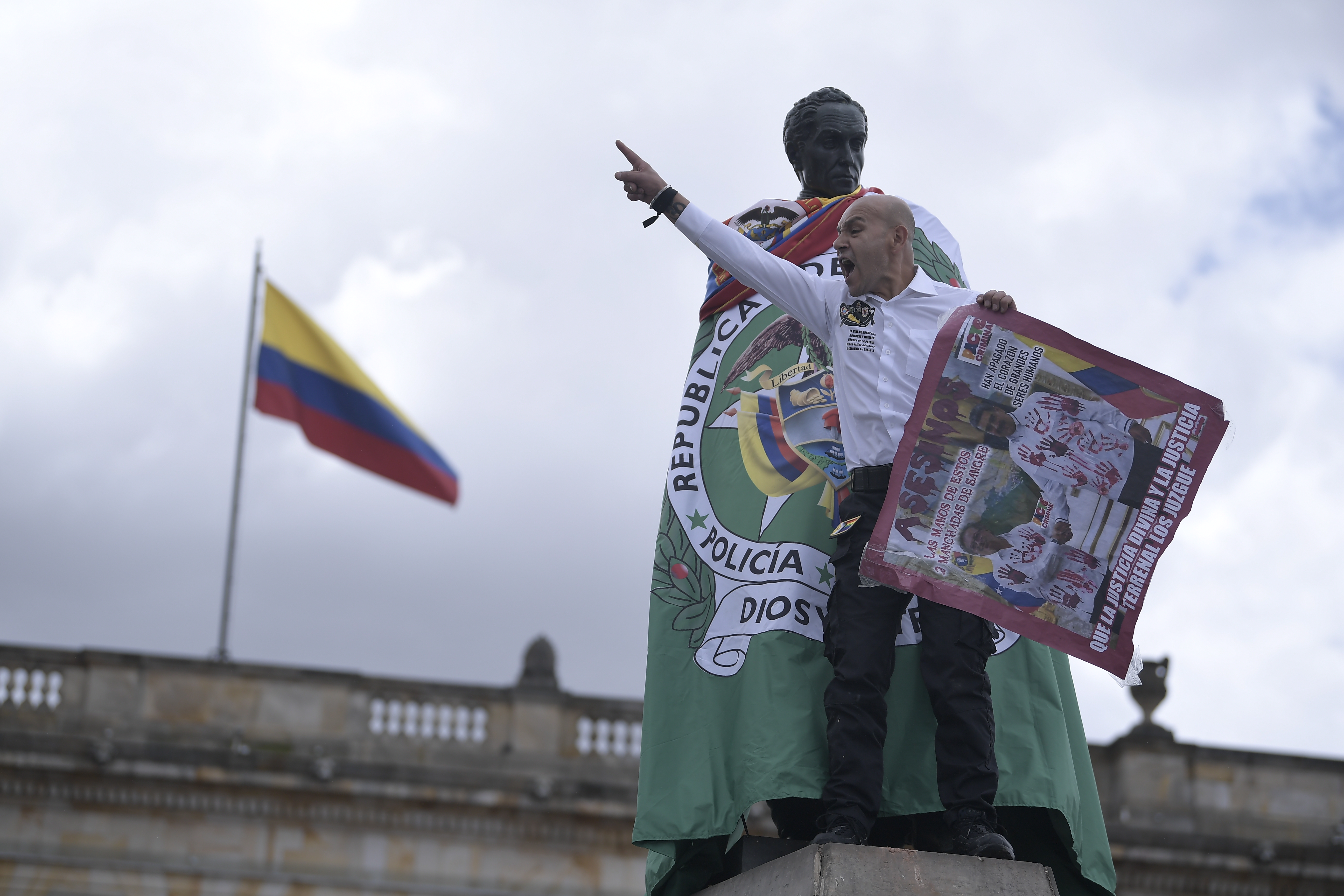 Los manifestantes se concentraron este 23 de noviembre en la plaza de Bolívar hasta las 2:00 P.M. Contó con la participación de varios actores políticos y se habló de unificar candidaturas de la derecha de cara a las presidenciales de 2026.