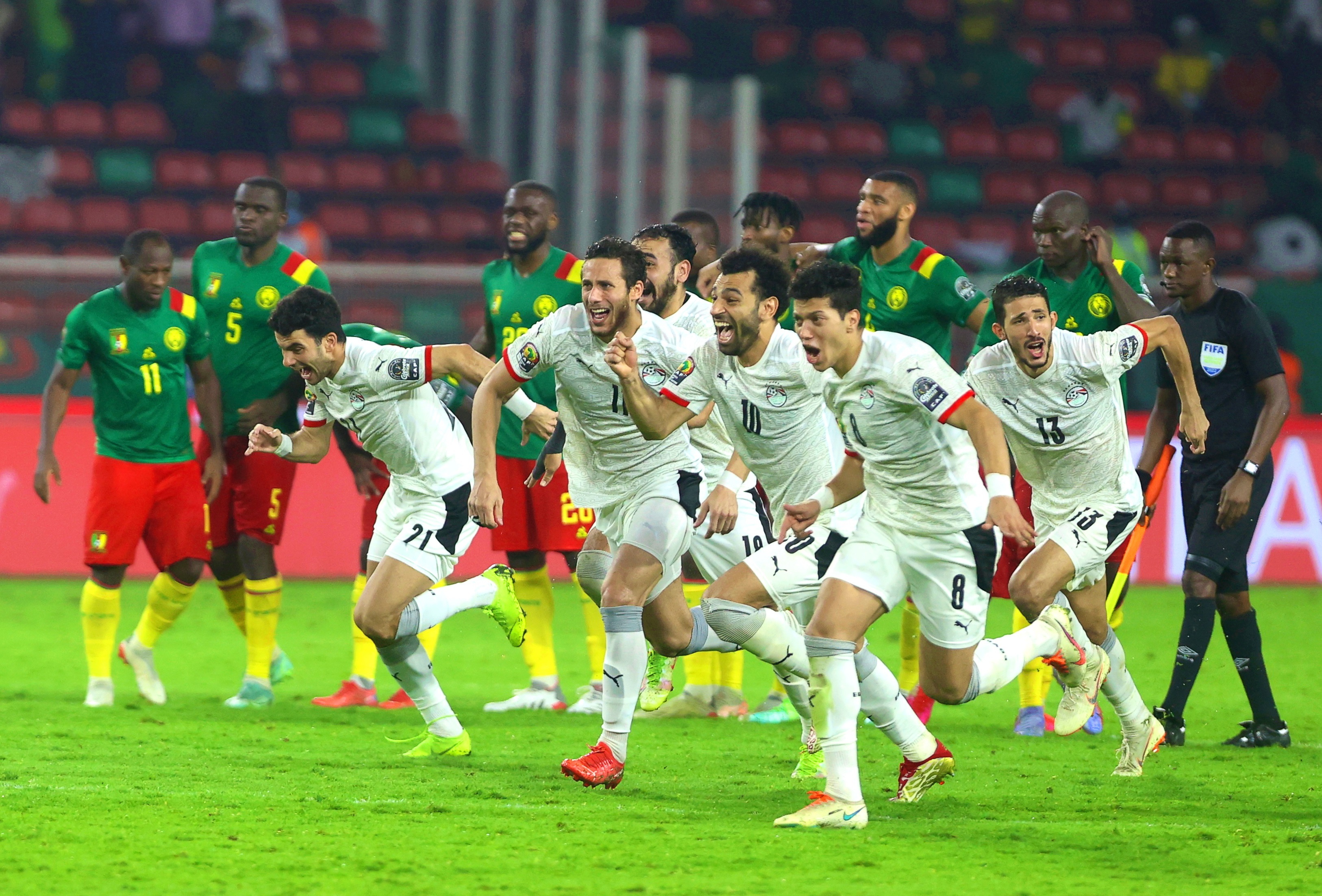 Yaounde (Cameroon), 03/02/2022.- Players of Egypt celebrate after winning the penalty shootout of the 2021 Africa Cup of Nations AFCON semi final soccer match between Cameroon and Egypt in Yaounde, Cameroon, 03 February 2022. (Camerún, Egipto) EFE/EPA/FOOTOGRAFIIA