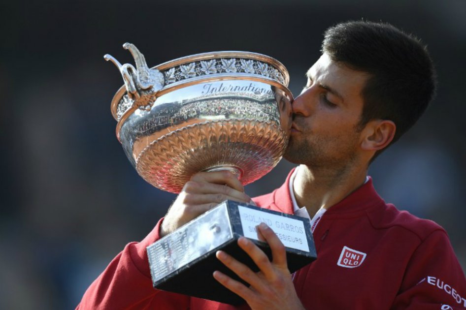 El serbio besa su primer trofeo de Roland Garros. / AFP