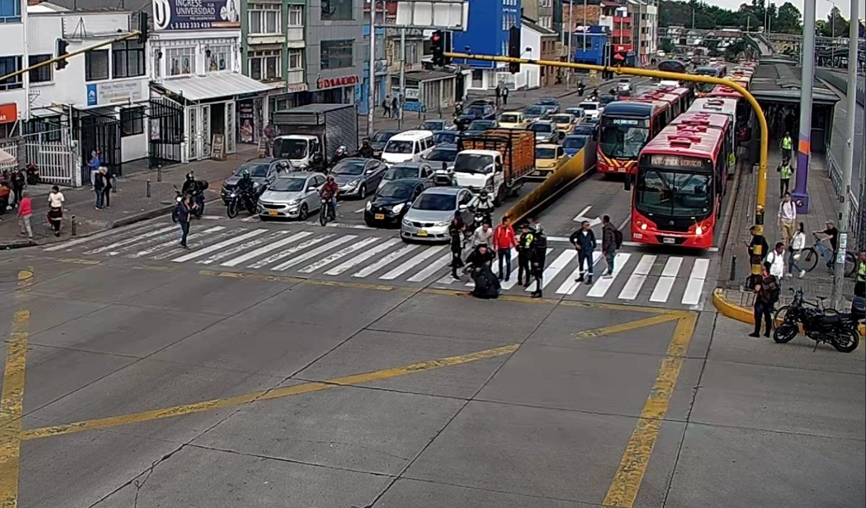 Movilidad hoy: tránsito lento en la calle 26 por accidente entre camión y peatón
