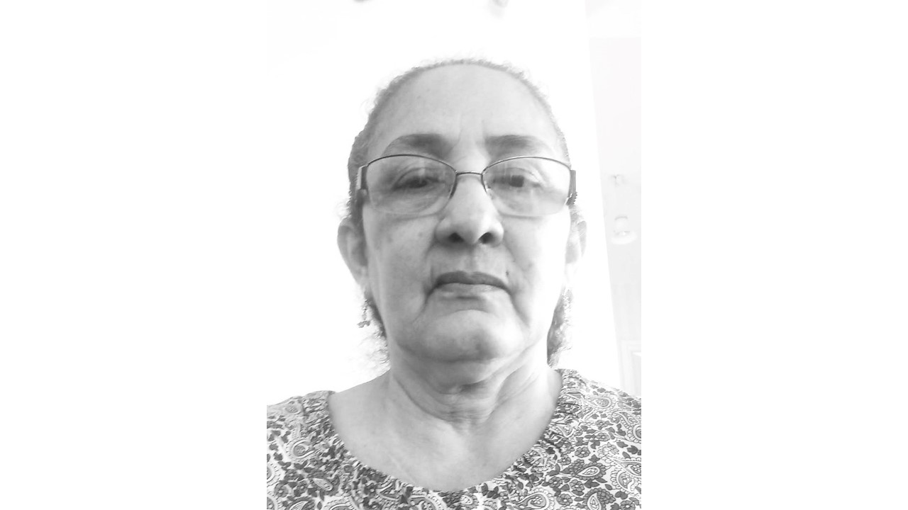 Mujer mestiza de mediana edad. foto a blanco y negro.
