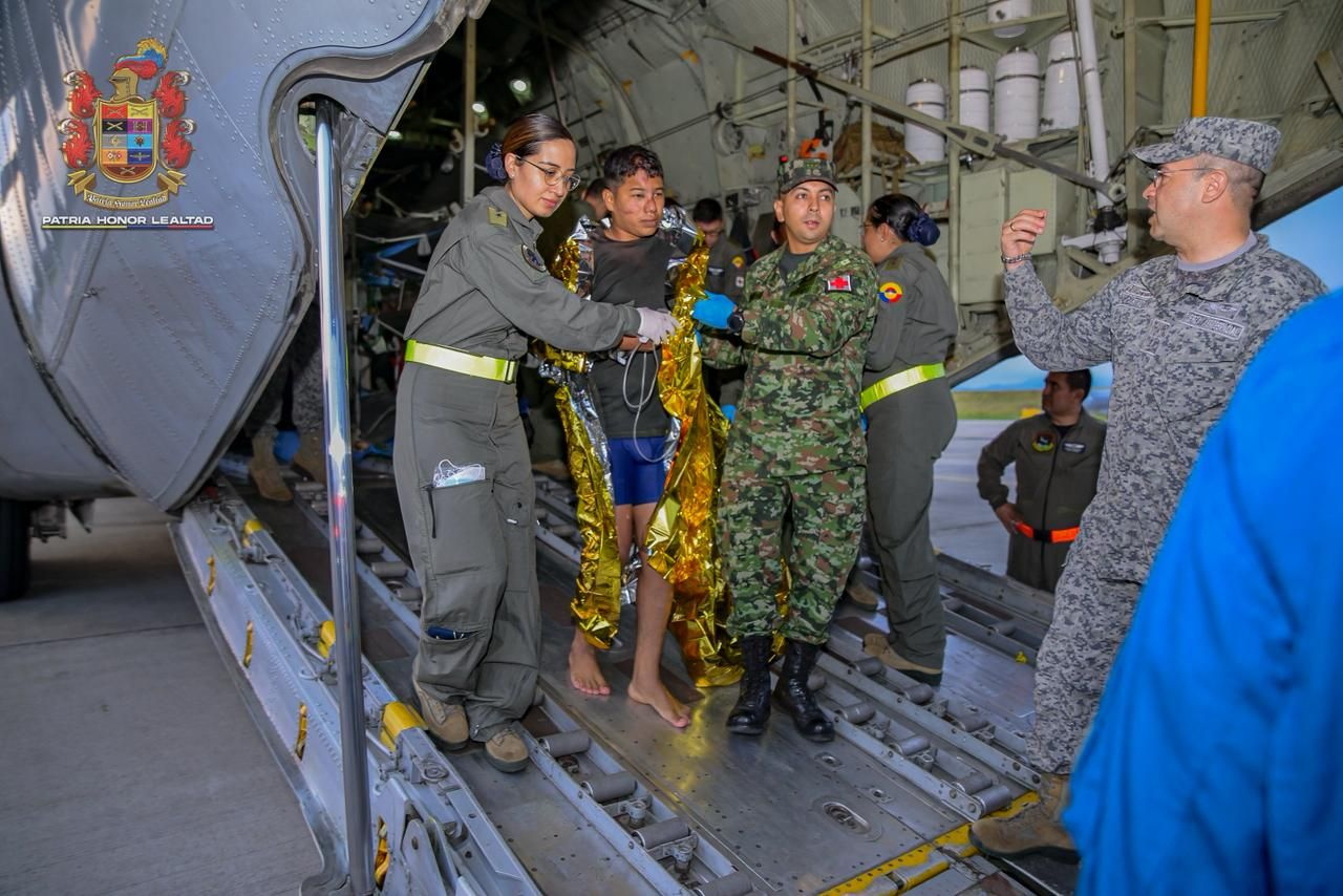 Bogota (Colombia), 24/03/2026.- A handout photo made available by the Colombian Military Forces (FFMM) shows rescue teams and Colombian Army personnel transporting an injured survivor of an air crash at the Military Air Transport Command (CATAM) in Bogota, Colombia, 23 March 2026. A Colombian Air Force (FAC) C-130 Hercules aircraft crashed shortly after taking off from the Amazonian city of Puerto Leguizamo in Putumayo with 125 people on board, leaving more than 60 people dead, multiple injured and missing. EFE/EPA/Colombian Military Forces (FFMM) / HANDOUT HANDOUT /EDITORIAL USE ONLY/ NO SALES/ ONLY AVAILABLE TO ILLUSTRATE THE ACCOMPANYING NEWS (MANDATORY CREDIT)HANDOUT EDITORIAL USE ONLY/NO SALES
