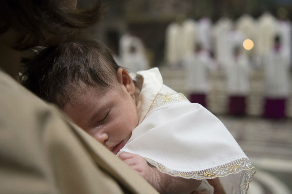 Imágenes de la ceremonia de bautizos realizada por el Papa Francisco