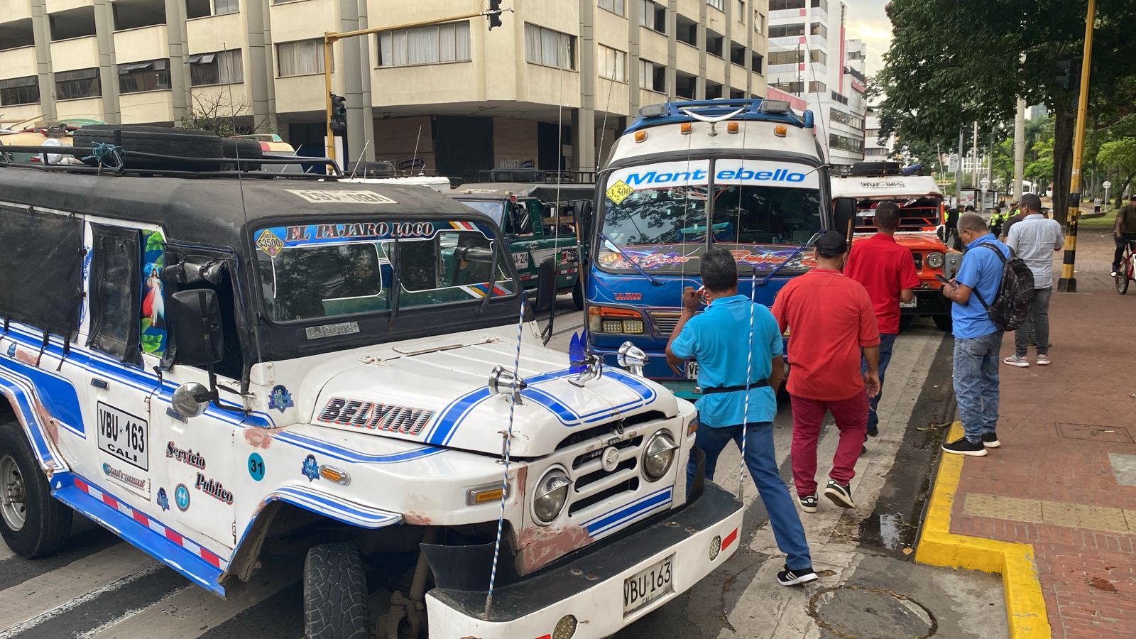 Bloqueos de conductores de transporte público por controles a la piratería en Cali