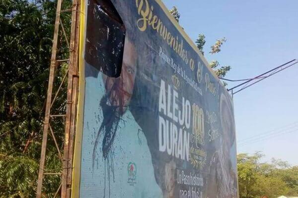 Alcalde de El Paso, Cesar, denunció que le rayaron el rostro en valla publicitaria
