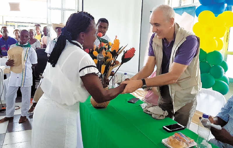 Pablo Gómez de Olea, embajador de España en Colombia, visitando a líderes de Paimadó (Chocó).