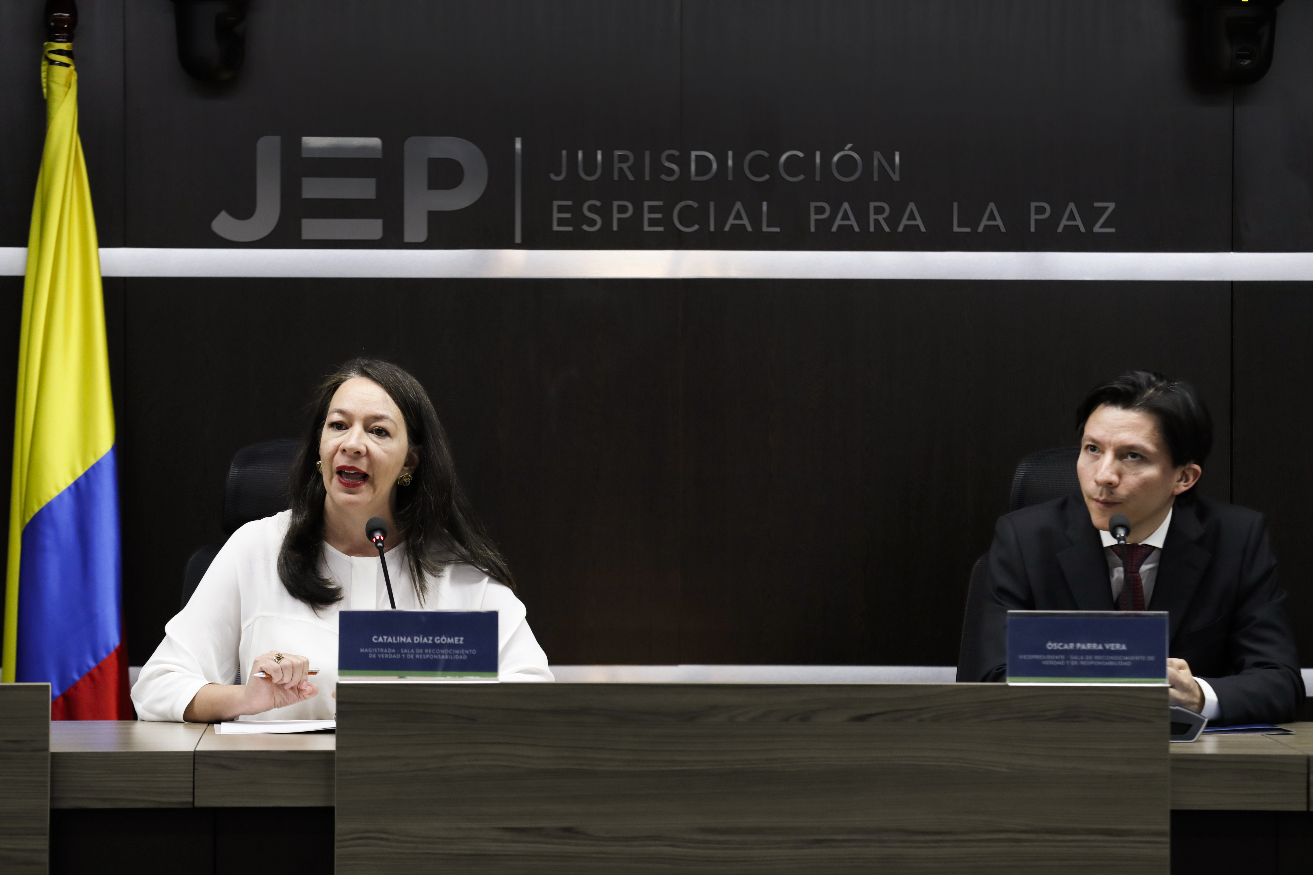 AME6222. BOGOTÁ (COLOMBIA), 18/12/2024.- La magistrada de la Sala de Reconocimiento de Verdad y de Responsabilidad de la Jurisdicción Especial para la Paz (JEP), Catalina Díaz (i), habla durante una rueda de prensa junto al vicepresidente de la Sala de Reconocimiento de Verdad, magistrado Oscar Parra este miércoles, en Bogotá (Colombia). El general retirado Mario Montoya, excomandante del Ejército colombiano, irá a juicio adversarial en la Jurisdicción Especial para la Paz (JEP) por no reconocer ante esa instancia su responsabilidad en al menos 118 casos de personas que fueron asesinadas y desaparecidas para ser presentadas como bajas en combate, en lo que se conoce como "falsos positivos". EFE/ Carlos Ortega