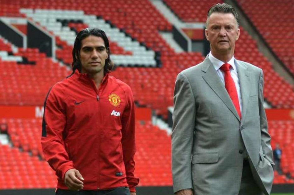 Van Gaal esperará para definir el futuro de Falcao en el Manchester United