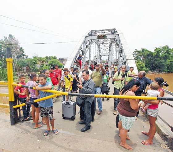Imágenes de colombianos tratando de pasar la frontera en Cúcuta. El flujo humano sigue incontenible. / EFE