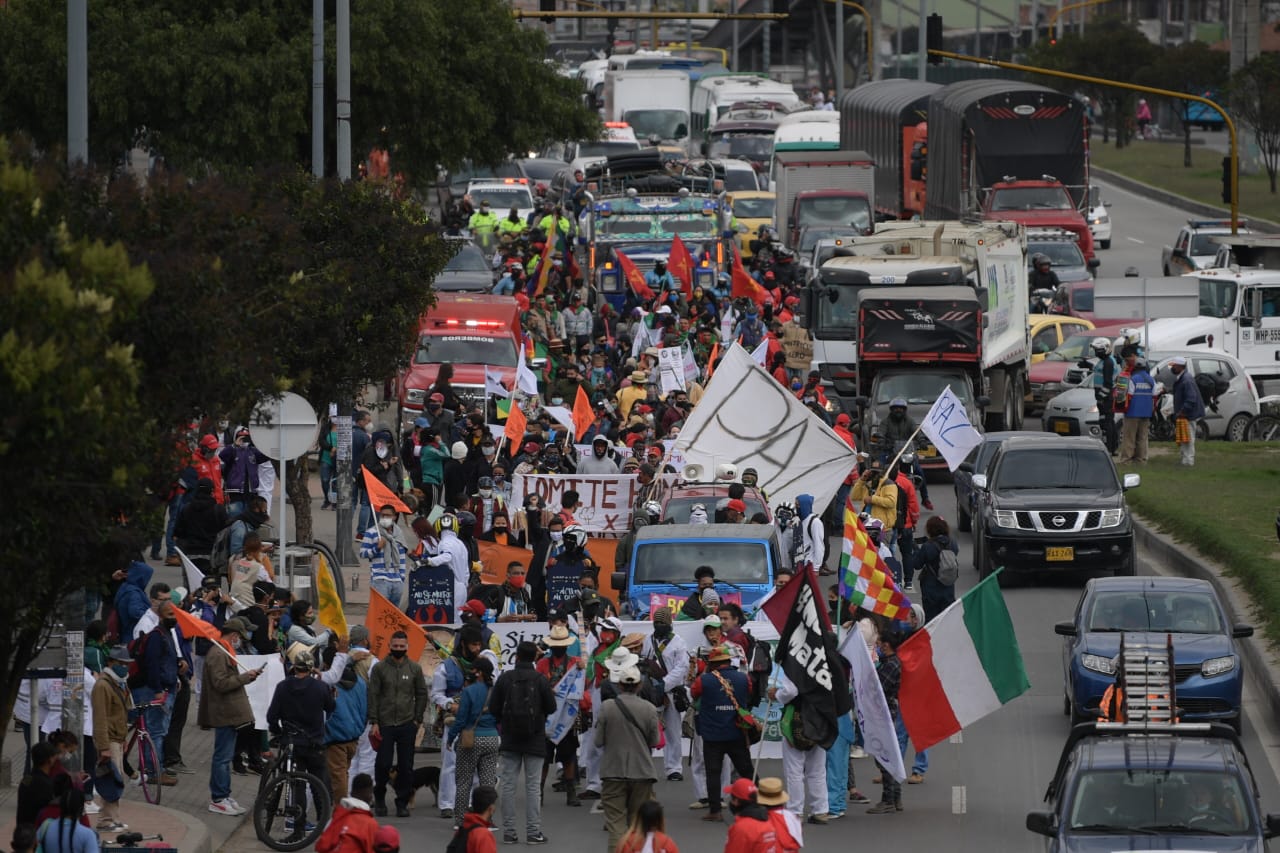 En la movilización también participa un representante del partido FARC del Cauca, quien marcha por los 215 excombatientes asesinados desde la firma del Acuerdo de Paz, 37 de ellos en ese departamento.