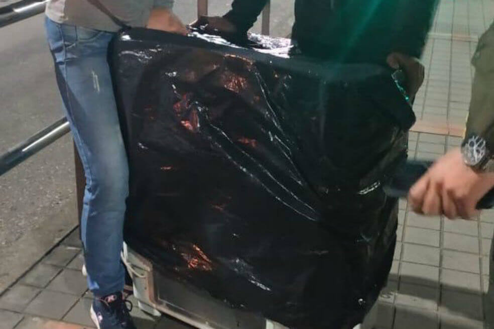 Multan a dos mujeres por intentar transportar una lavadora en Transmilenio