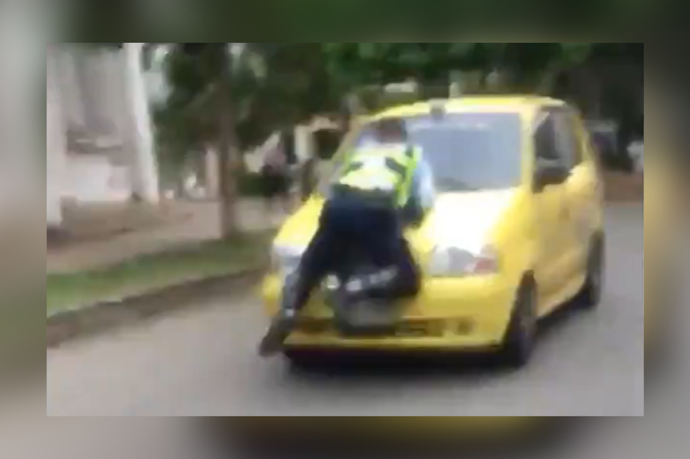Video: Taxista atropelló y arrastró por cuadras a un agente de tránsito