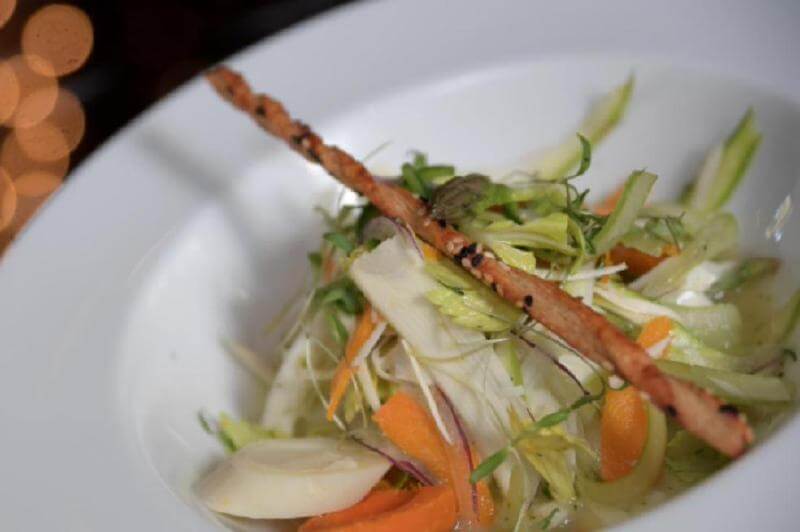 Receta para preparar ceviche vegetariano con alcachofas, palmitos y espárragos