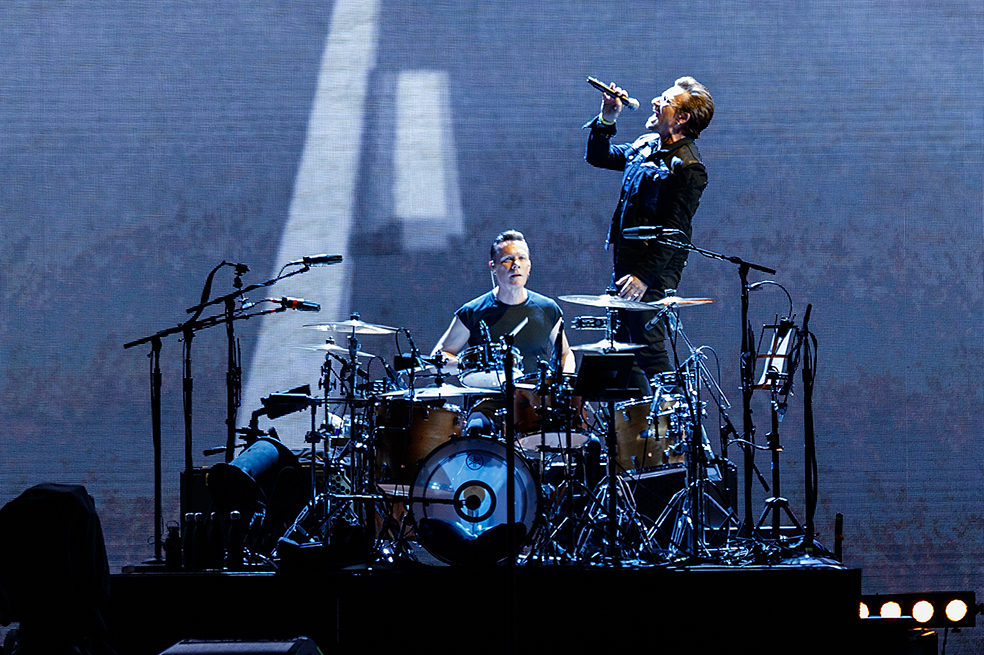 U2 estrena «Blackout», su nueva canción