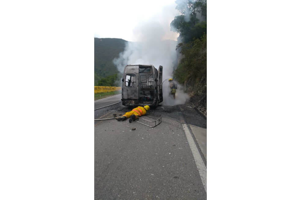 Epl incineró buseta en vía de Norte de Santander