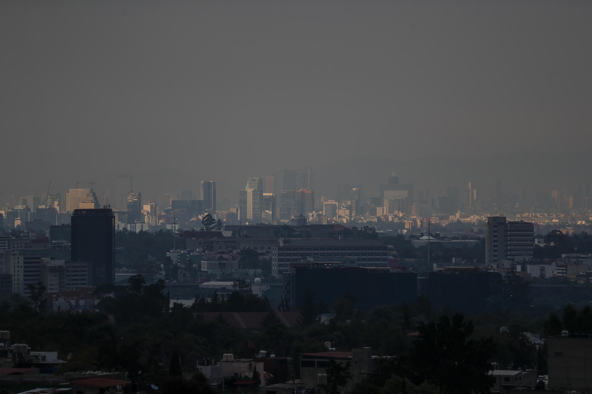 MEX1783. CIUDAD DE MÉXICO (MÉXICO), 25/12/2025.- Fotografía que muestra una capa de contaminación este jueves, sobre la Ciudad de México (México). Esta tarde de Navidad se observo mala calidad del aire en varias zonas del Valle de México. EFE/ Isaac Esquivel