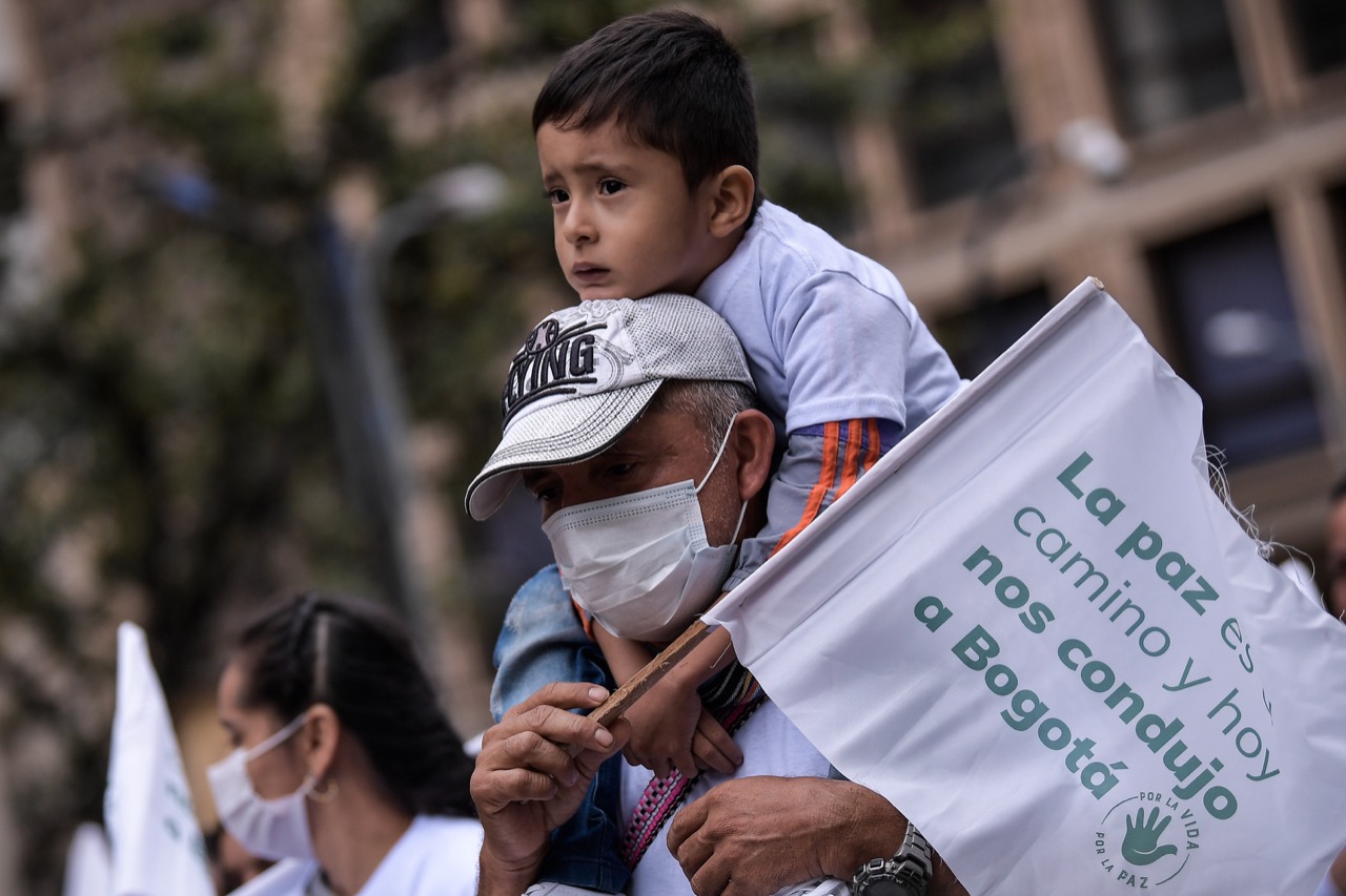 Con banderas y botas blancas, los peregrinos exigieron el cumplimiento del Acuerdo de Paz y en particular protección para su proceso de reincorporación. Según el más reciente informe de la Misión de Verificación de Naciones Unidas, son 303 los excombatientes asesinados desde noviembre de 2016. De esos casos, 10 eran mujeres.