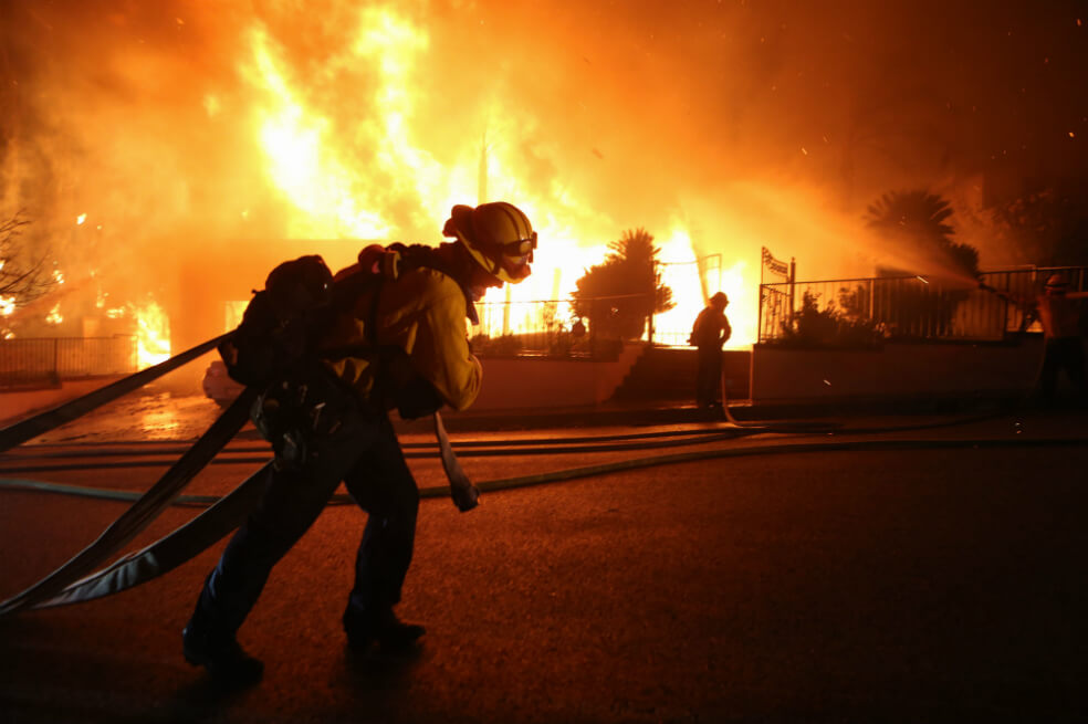 Miles de habitantes de California evacuados por incendios forestales